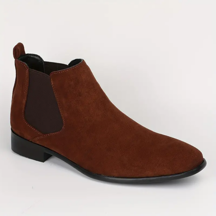 Vue complète d'une paire de bottines Chelsea homme marron foncé, symbolisant l'élégance classique et le confort.