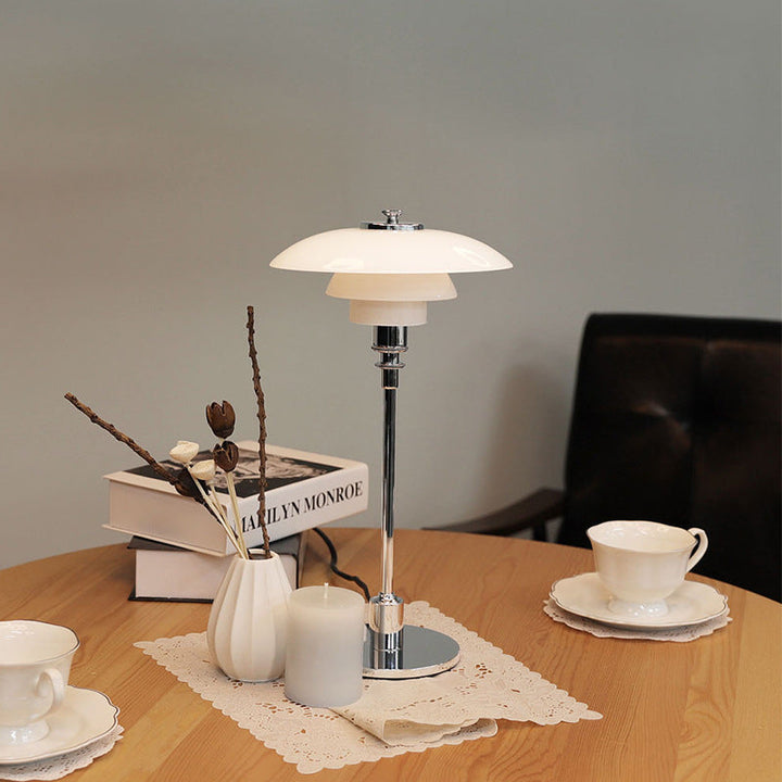 Lampe de table danoise. Un choix de design moderne pour un éclairage d'appoint et une décoration élégante.