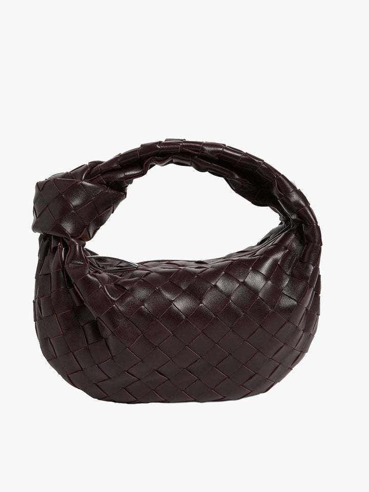 Sac bandoulière tressé chic. Accessoire mode femme moderne, complète chaque tenue élégante.