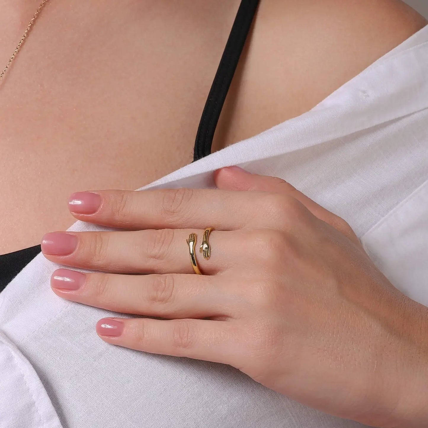 MÁS QUE UN ANILLO — UN ABRAZO ETERNO