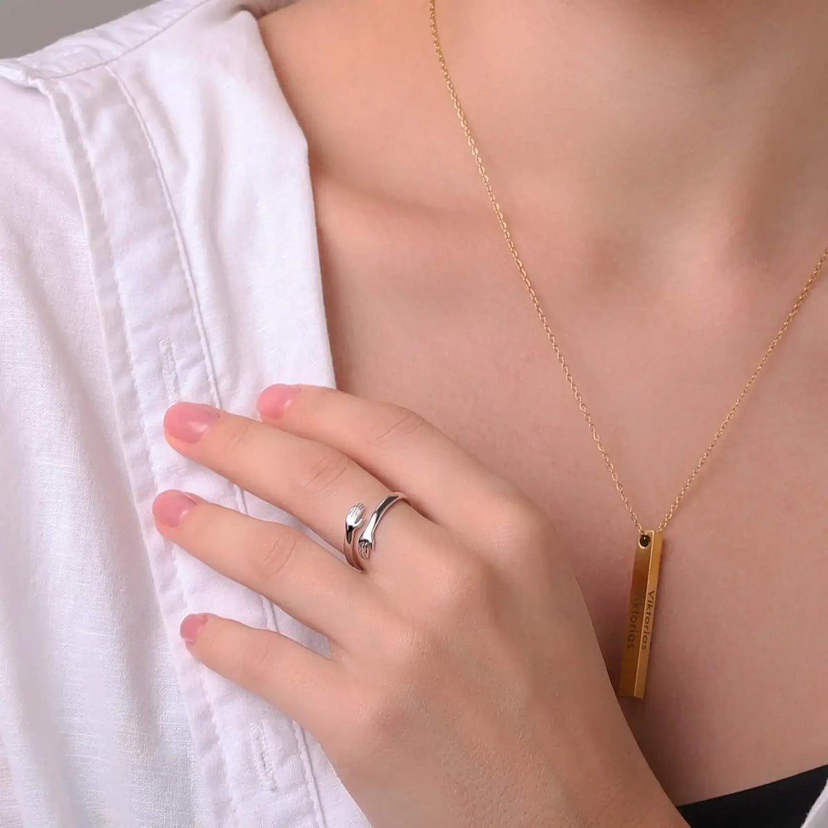 MÁS QUE UN ANILLO — UN ABRAZO ETERNO