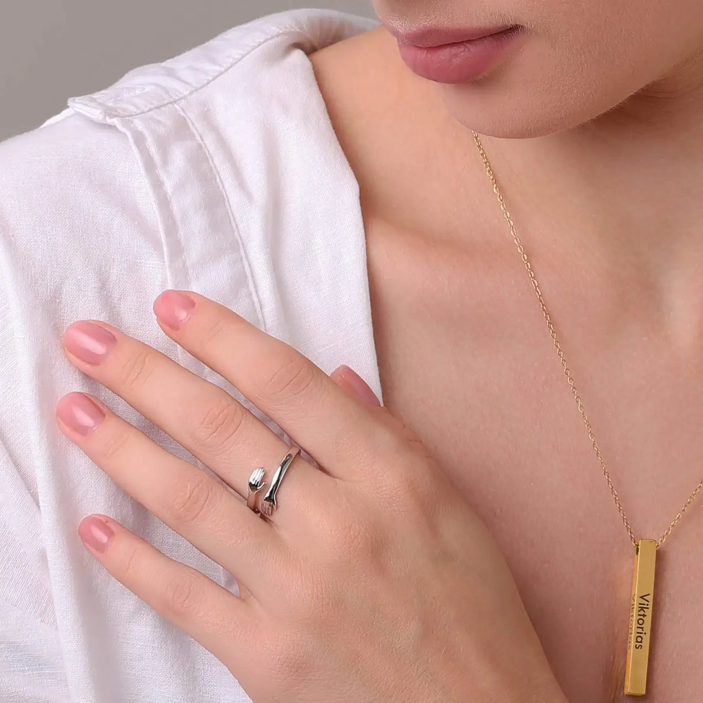 MÁS QUE UN ANILLO — UN ABRAZO ETERNO