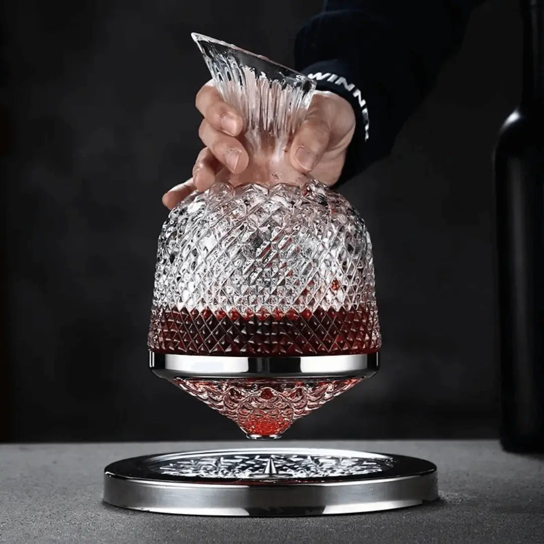 Carafe à vin de luxe NobleVino en cristal avec base rotative pour une aération optimale du vin rouge.