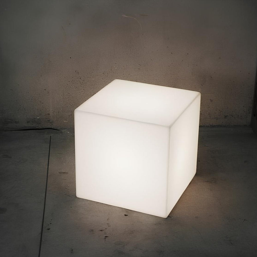 Cube lumineux LED décoratif pour jardin ou terrasse, créant une lumière d'ambiance extérieure relaxante.