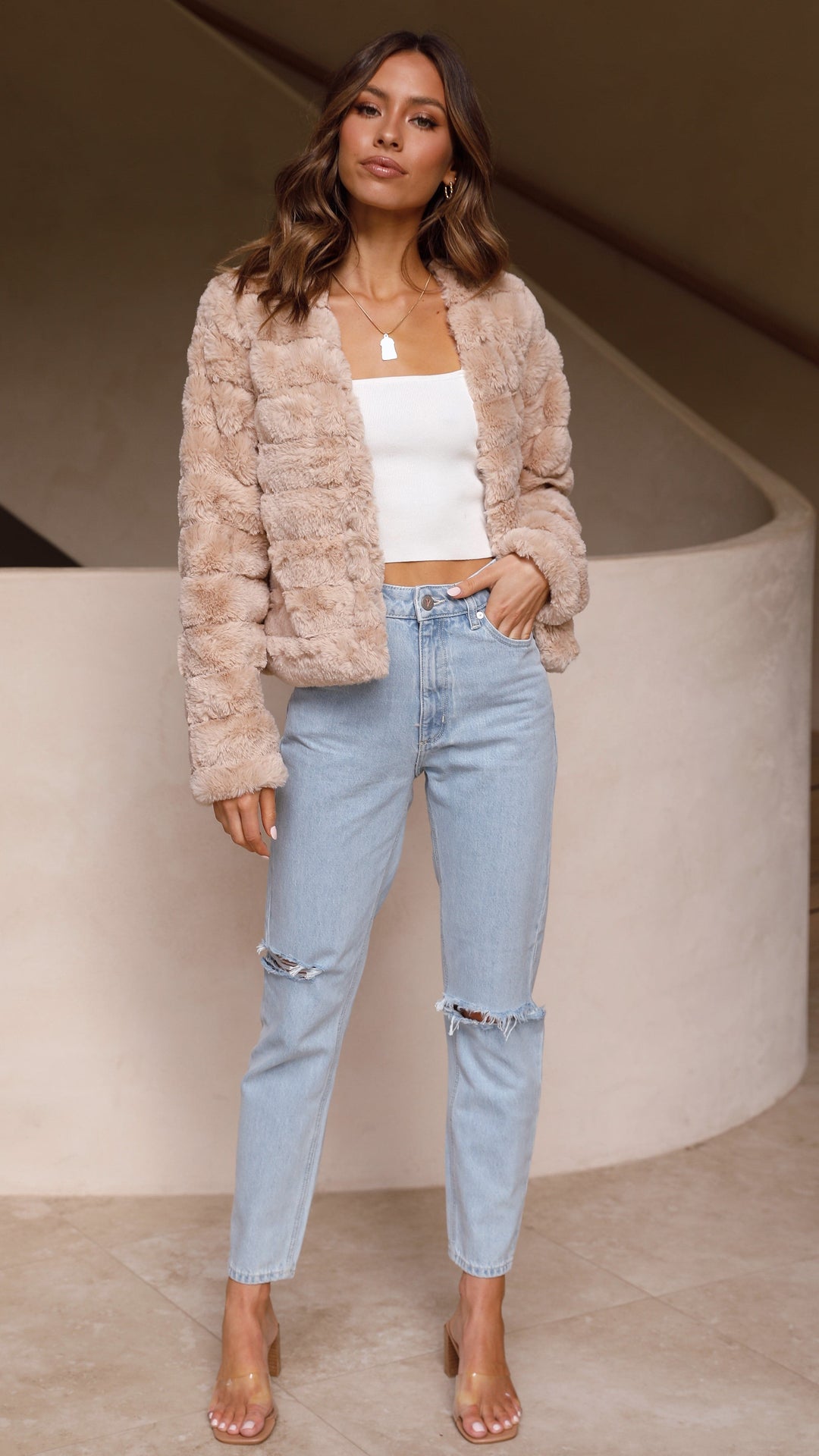 Veste courte polyvalente pour femme, un choix élégant pour le bureau ou une sortie chic en automne.