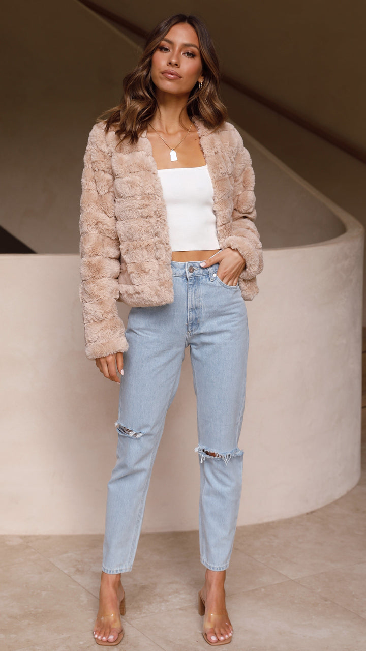 Veste courte polyvalente pour femme, un choix élégant pour le bureau ou une sortie chic en automne.