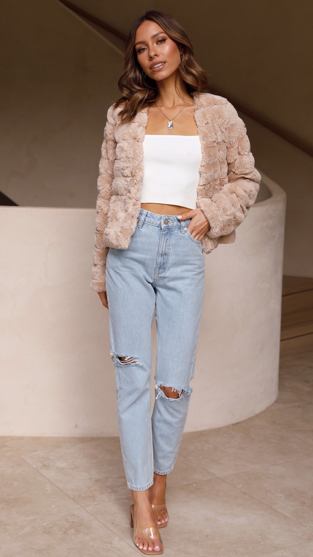 Veste courte élégante pour femme, un incontournable chic et confortable pour la mode hivernale.