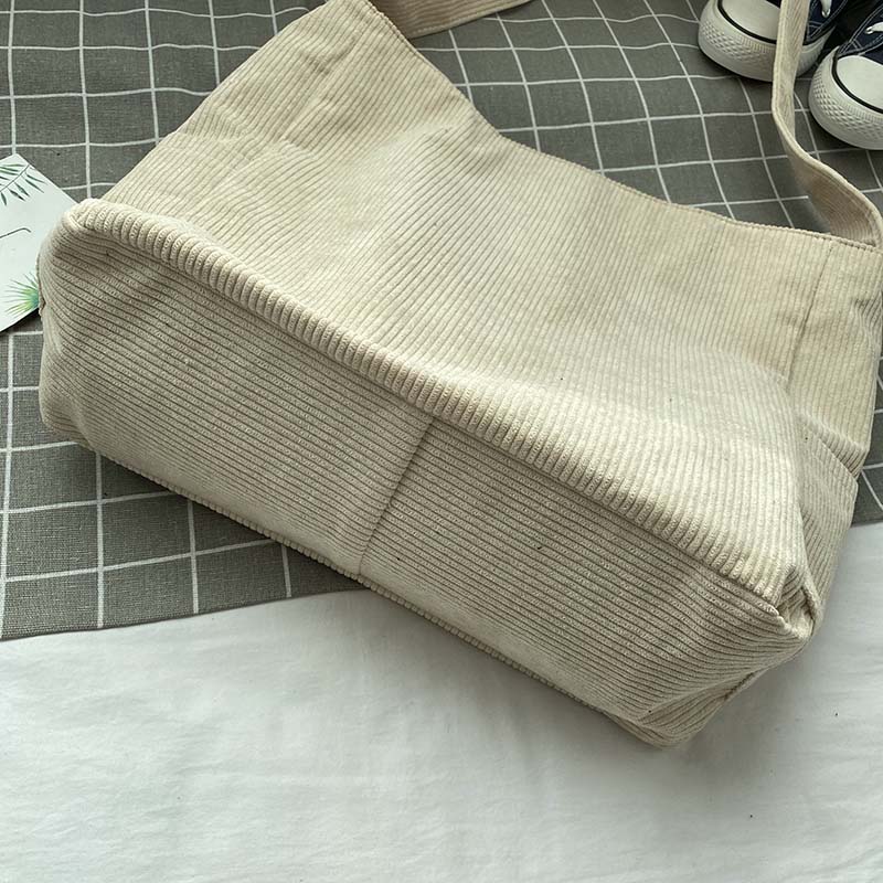 Sac à main femme en velours côtelé marron, décontracté et spacieux, avec bandoulière réglable.