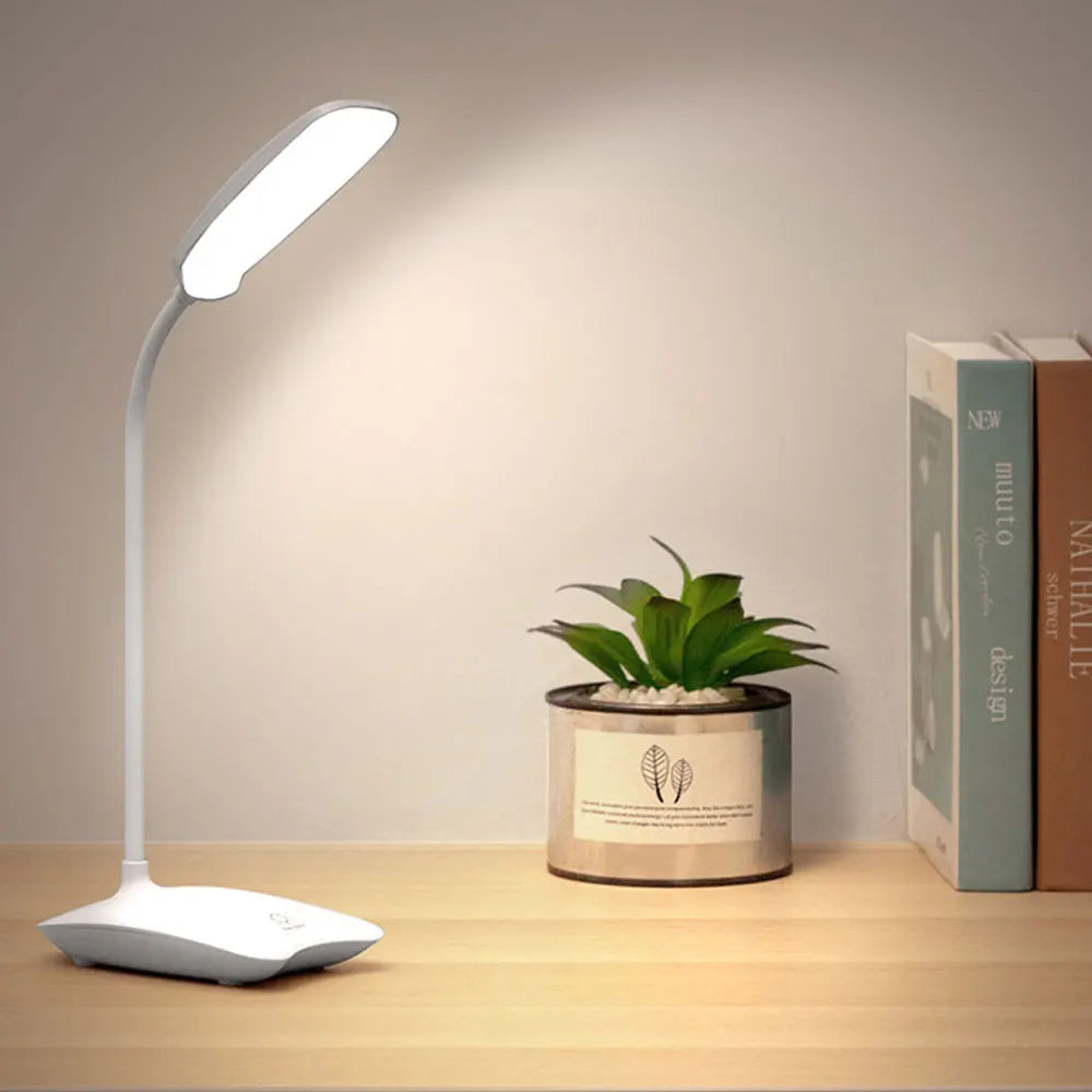 Lampe de bureau LED pliable, sans fil, rechargeable avec chargeur intégré. Confort et style assurés.