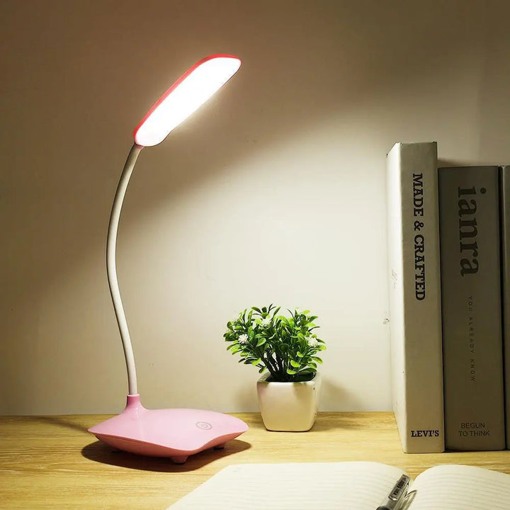 Éclairage LED de table réglable, sans fil, design pliable et moderne. Parfait pour bureau ou chambre.