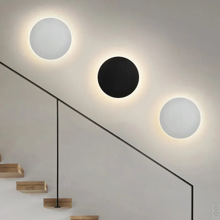 Applique murale LED Lumeo moderne, design minimaliste pour salon, chambre. Lumière douce et économe.