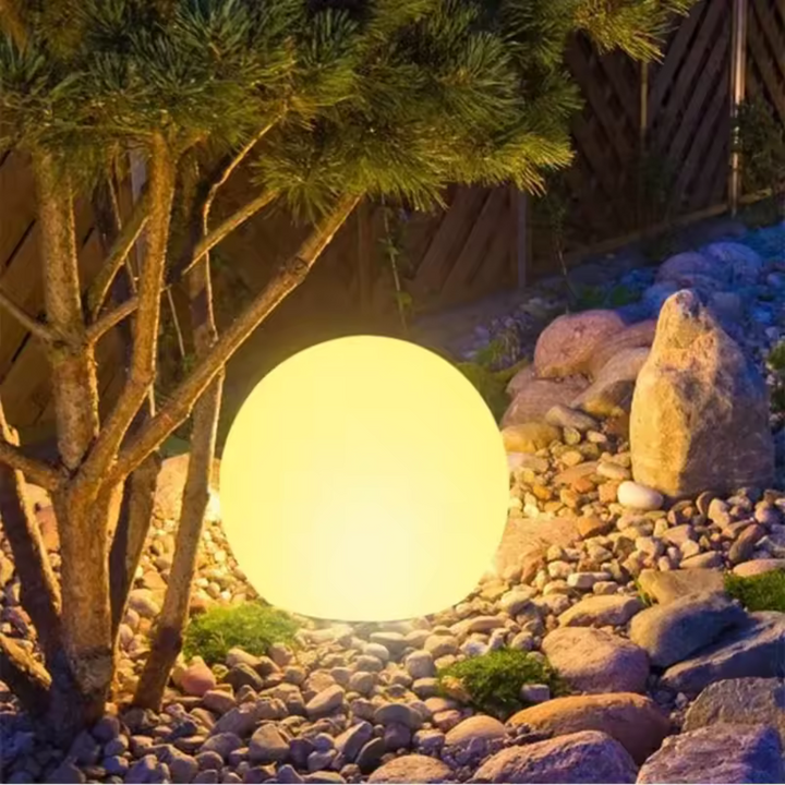 LuxeGlow: Lampe LED flottante étanche RGB. Pour piscine, jardin, et ambiance lumineuse extérieure.