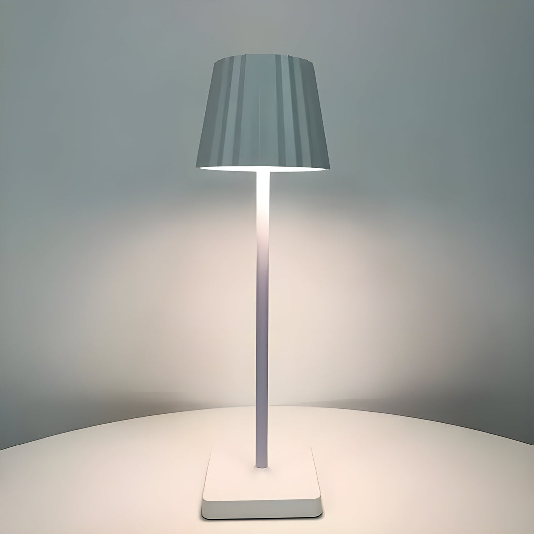 Lampe de table LED tactile, réglable et rechargeable. Style scandinave minimaliste pour une lumière parfaite.