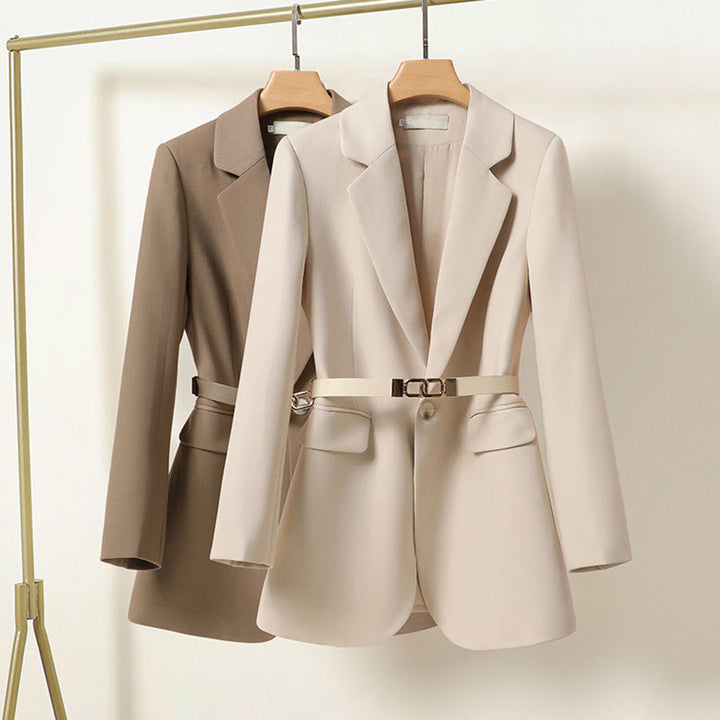 Veste de blazer ceinturée pour femme, look professionnel et chic. Coupe longue, parfaite pour le bureau.