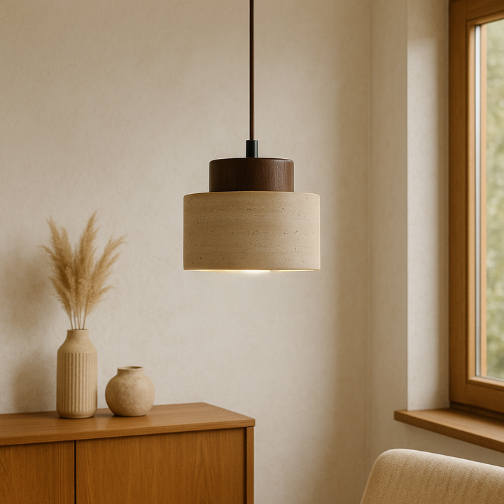 Suspension luminaire en travertin et bois naturel, design intérieur minimaliste et chaleureux.
