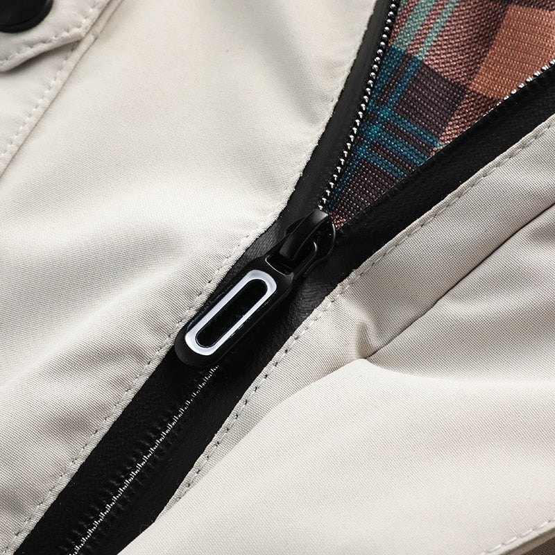 Vêtement technique homme, offrant une protection coupe-vent et imperméable durable pour l'aventure.