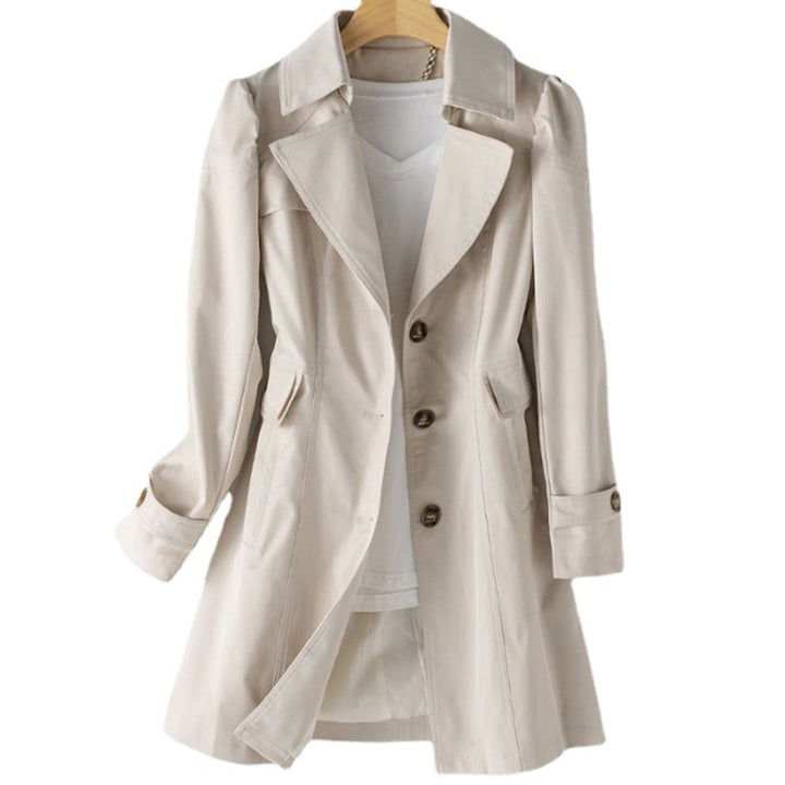 Veste coupe-vent femme ajustable avec capuche, idéale pour le confort et la protection lors d'activités extérieures.