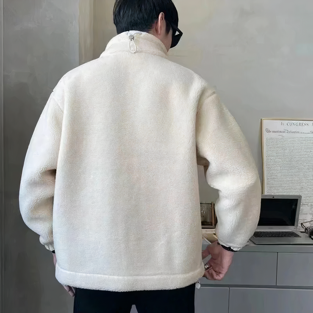 Détail tissu veste polaire homme douce et chaude, parfait pour le confort hivernal et un style décontracté.