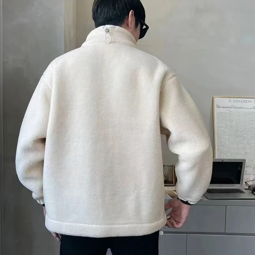 Détail tissu veste polaire homme douce et chaude, parfait pour le confort hivernal et un style décontracté.