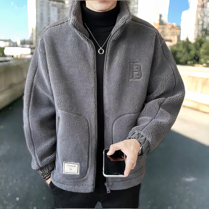 Homme portant une veste polaire chaude et zippée, style décontracté pour un confort quotidien en hiver.