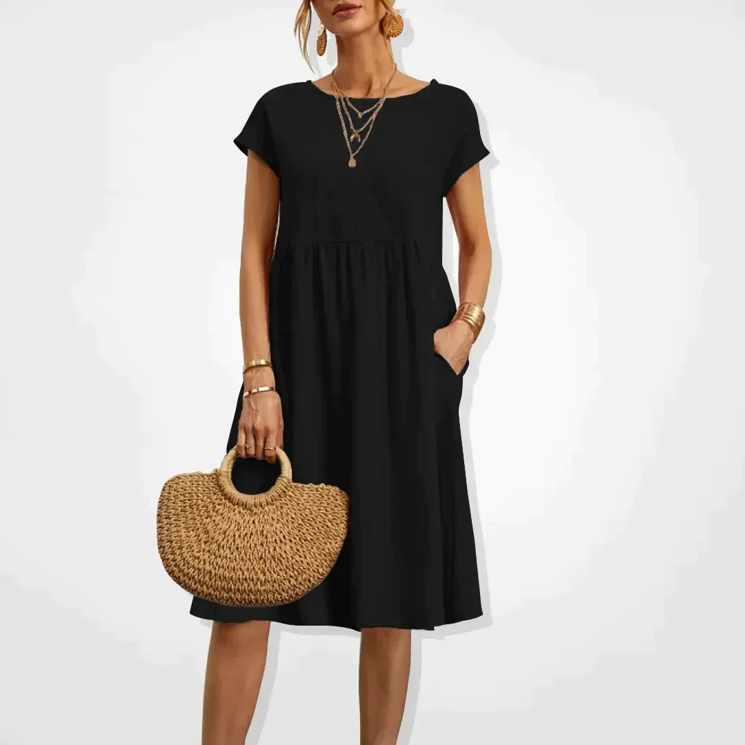 Robe empire femme à manches courtes, parfaite pour l'été. Design confortable et pratique avec poches.