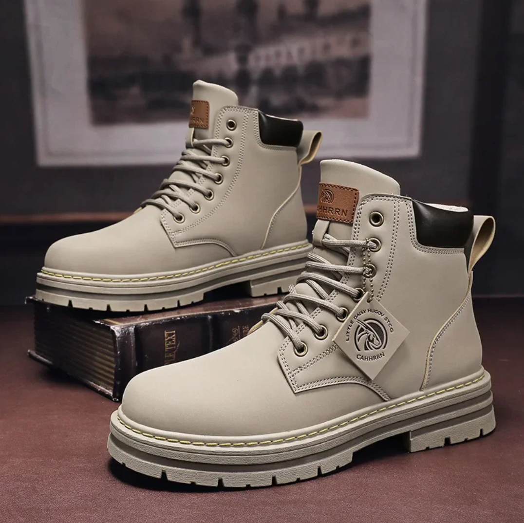 Chaussures bottines homme à lacets, robustes pour look casual urbain. Confort automne-hiver, semelle durable.