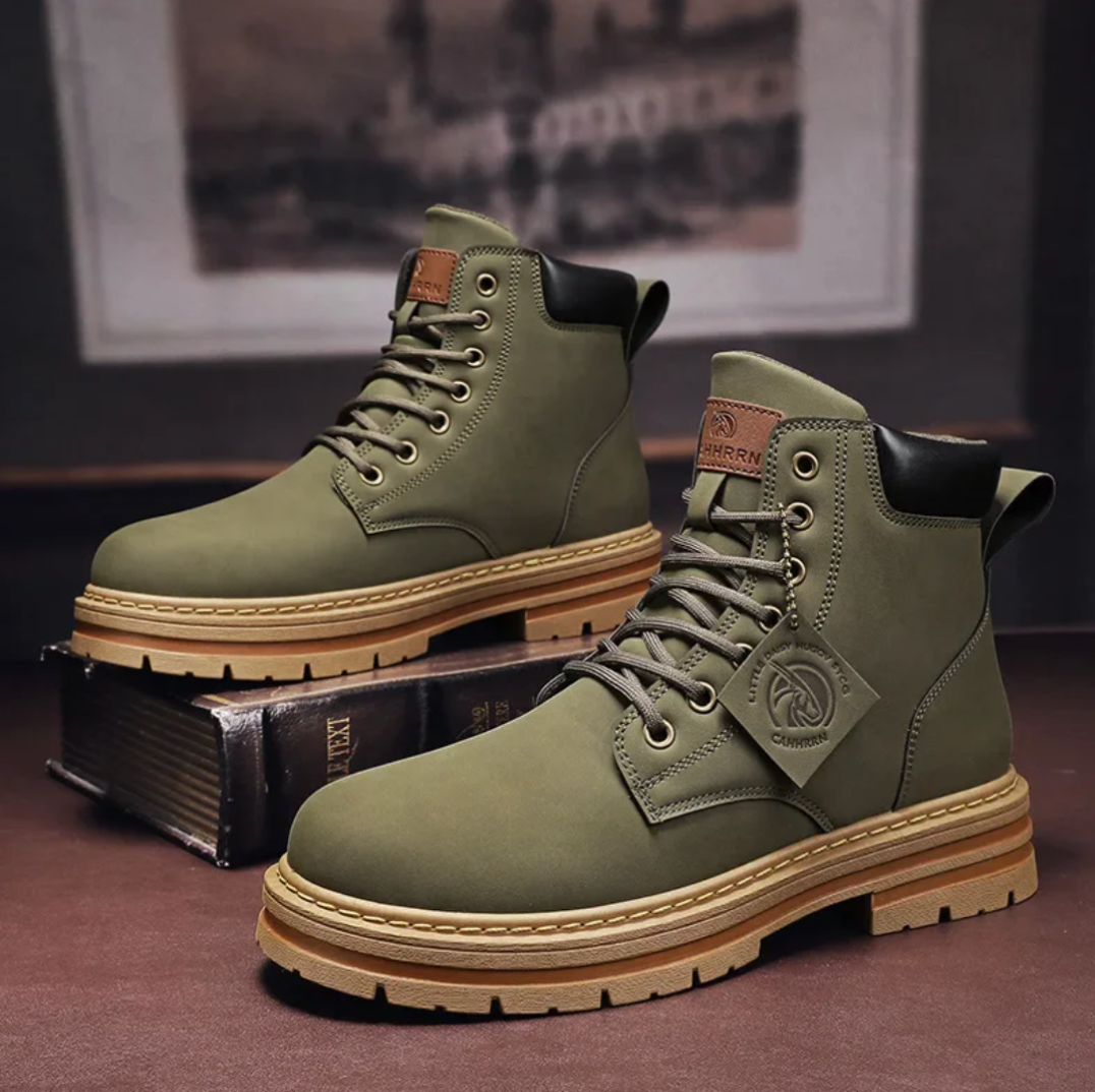 Bottines homme élégantes à lacets, parfaites pour un style urbain chic et le confort automne-hiver. Semelle épaisse.