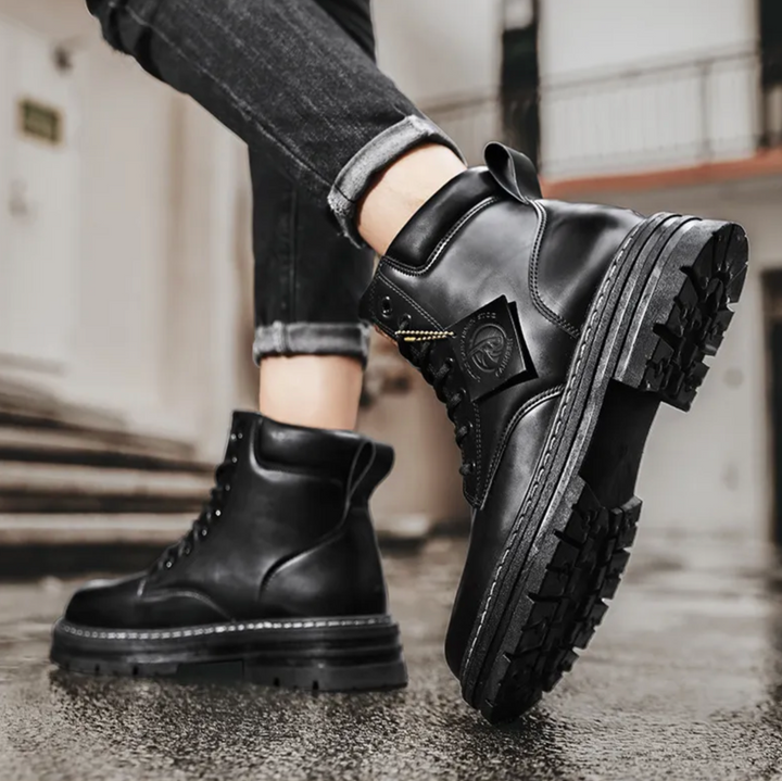 Zoom sur bottines homme robustes à lacets, idéales pour la mode urbaine et le confort durable en automne-hiver.