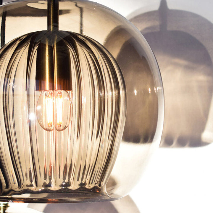 Luminaire suspendu contemporain avec globe verre. S'intègre parfaitement à une décoration moderne et chic.