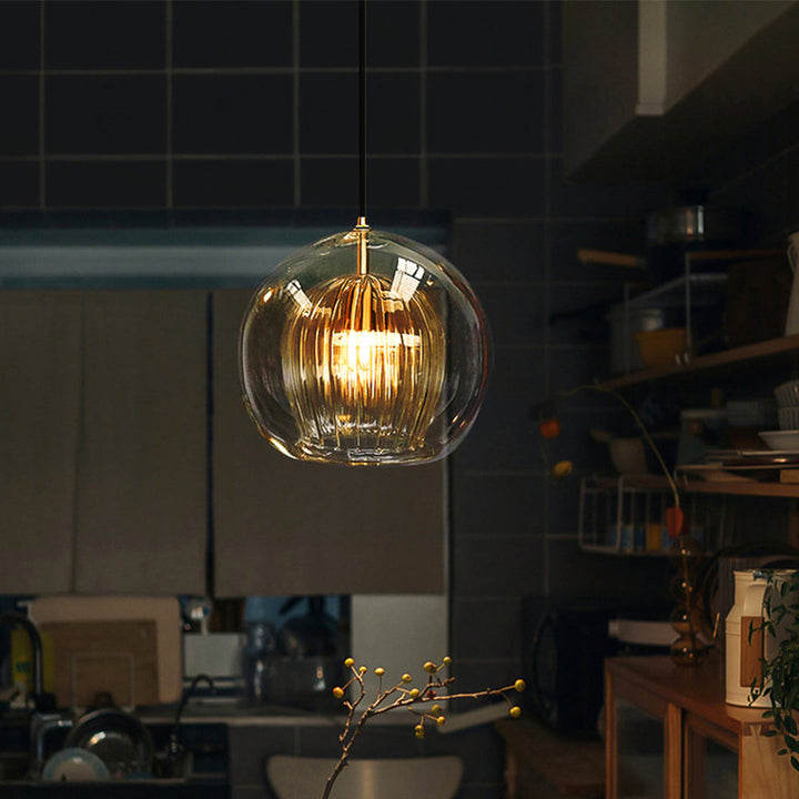 Lampe suspendue globe verre créant une ambiance lumineuse unique. Design moderne et hauteur réglable.