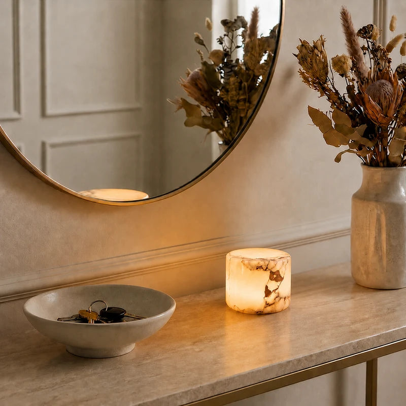 Lampe moderne et élégante, éclairage d'ambiance sans fil, rechargeable pour un intérieur sophistiqué.