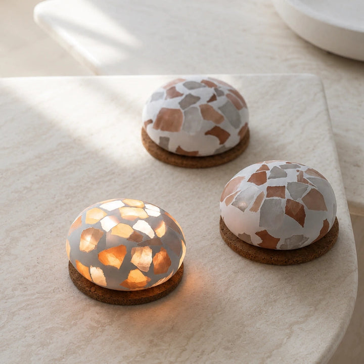 Lampe de chevet portable, finition minérale grise, batterie intégrée. Éclairage versatile et stylé.