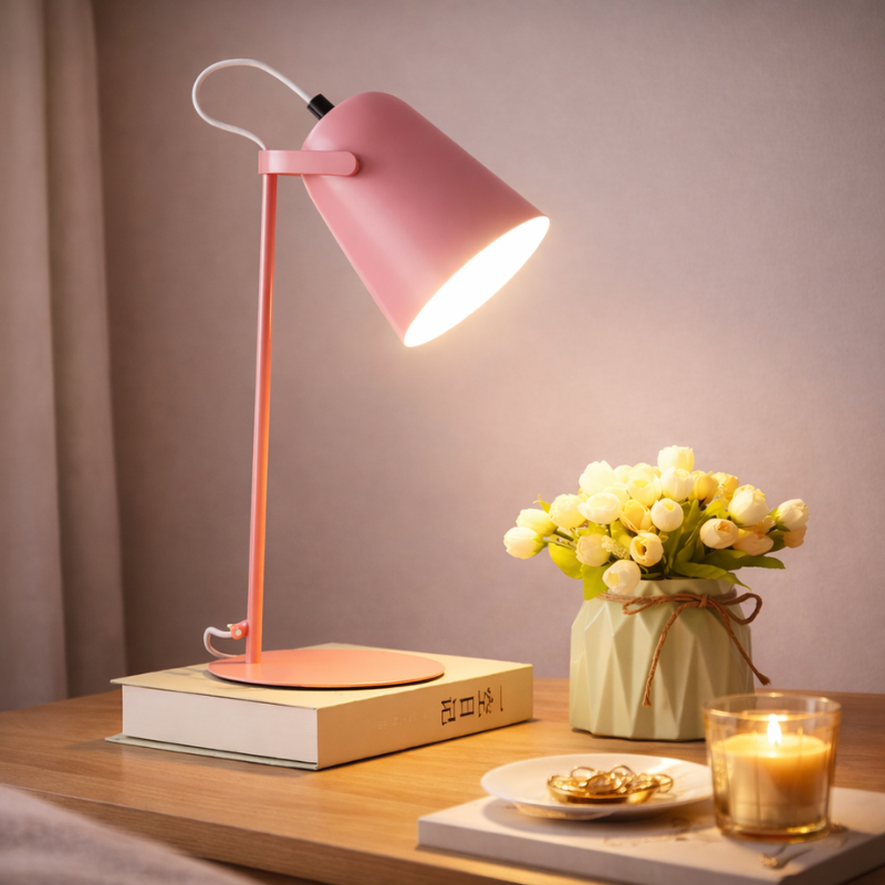 Lampe de bureau design moderne multi-couleur. Éclairage fonctionnel et personnalisable pour décoration intérieure.