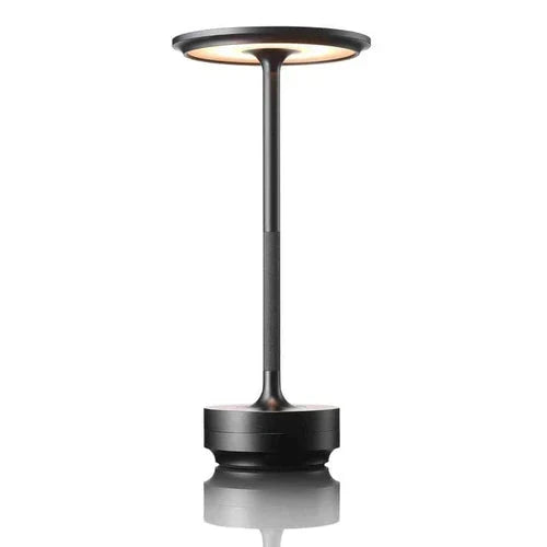 Lampe de table LED design, finition métal, éclairage rechargeable pour une décoration intérieure chic.