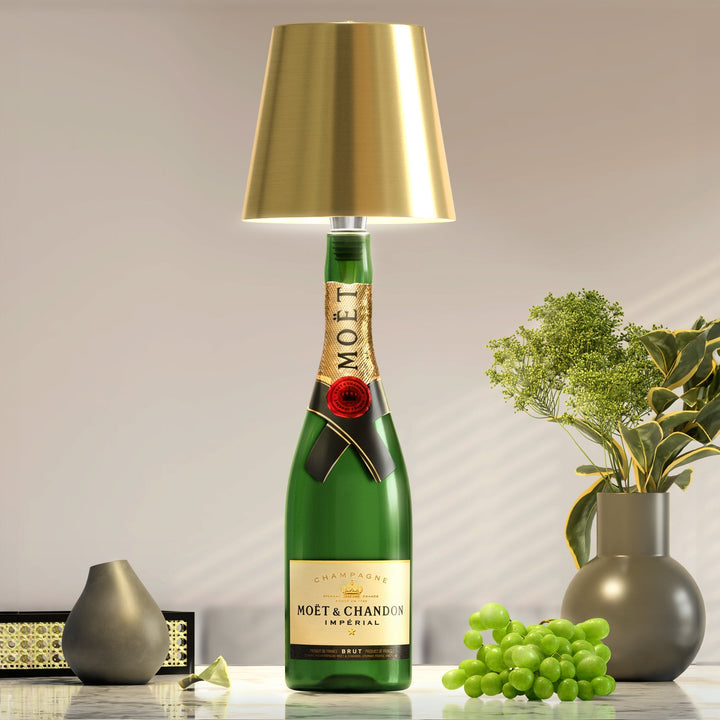 Lampe LED portable, design bouteille, rechargeable USB, pour une lumière unique.