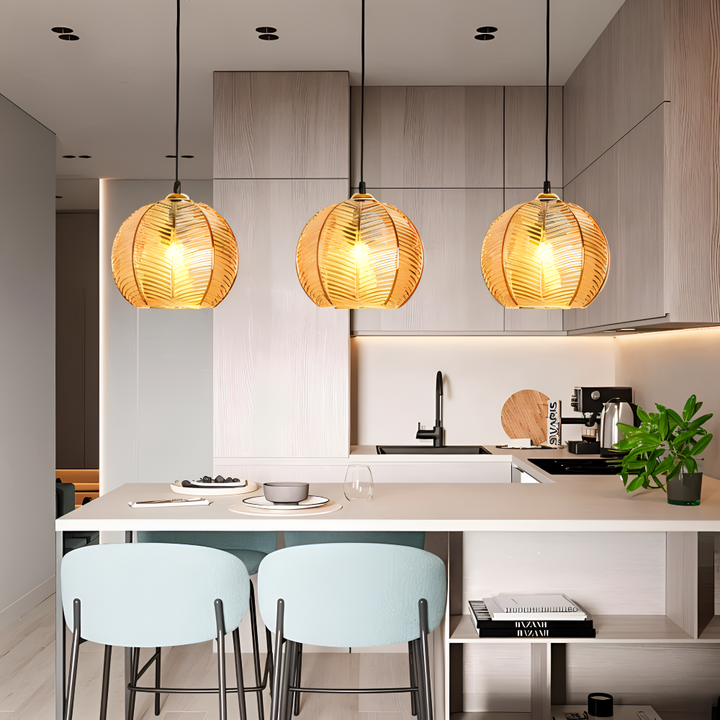 Suspension LeafyRib élégante, design rétro-moderne pour éclairage intérieur raffiné, lumière LED douce.