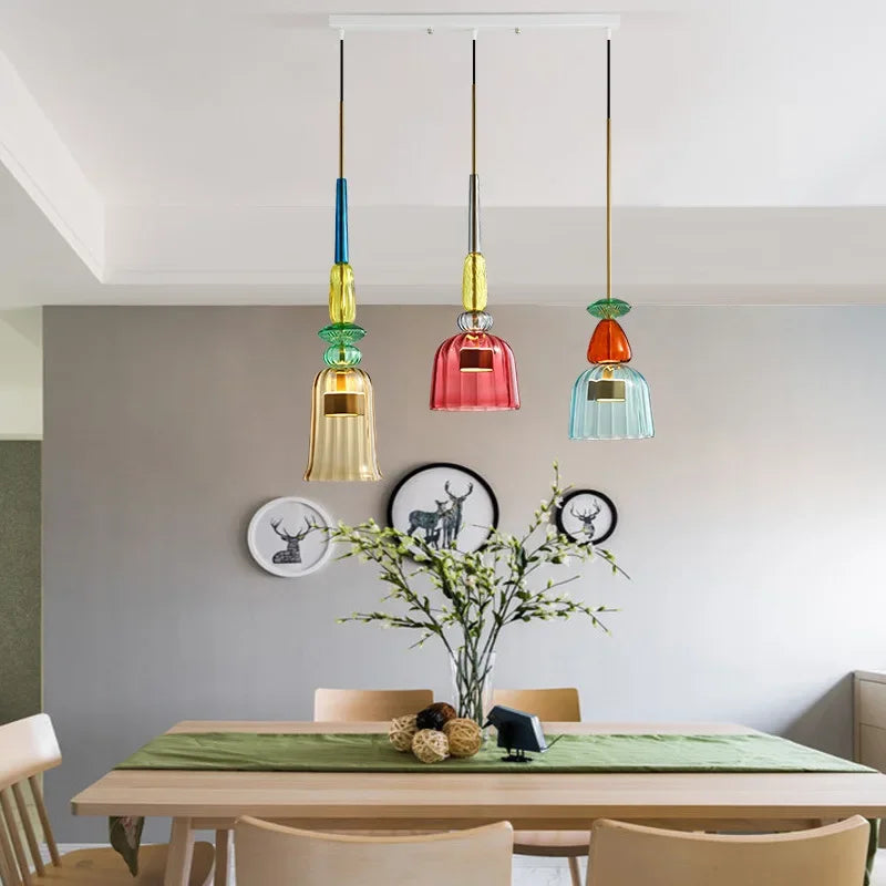 Décoration intérieure: Lampe suspension design colorée, touche moderne et lumineuse pour votre salon.