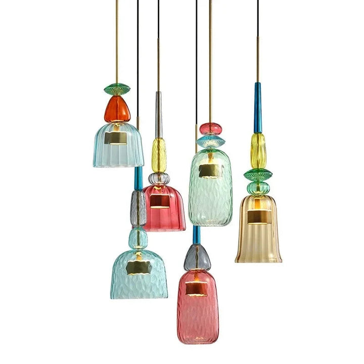 Lampe suspension design moderne et colorée, éclairage vibrant LED pour intérieur contemporain.