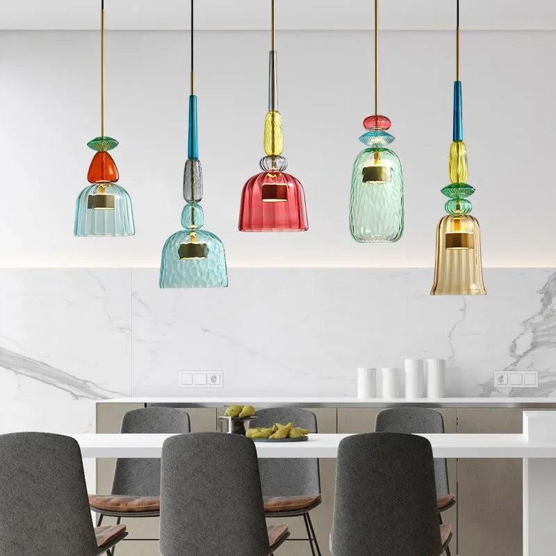 Suspension moderne avec verres colorés, offre un éclairage vibrant et réglable pour toute pièce.