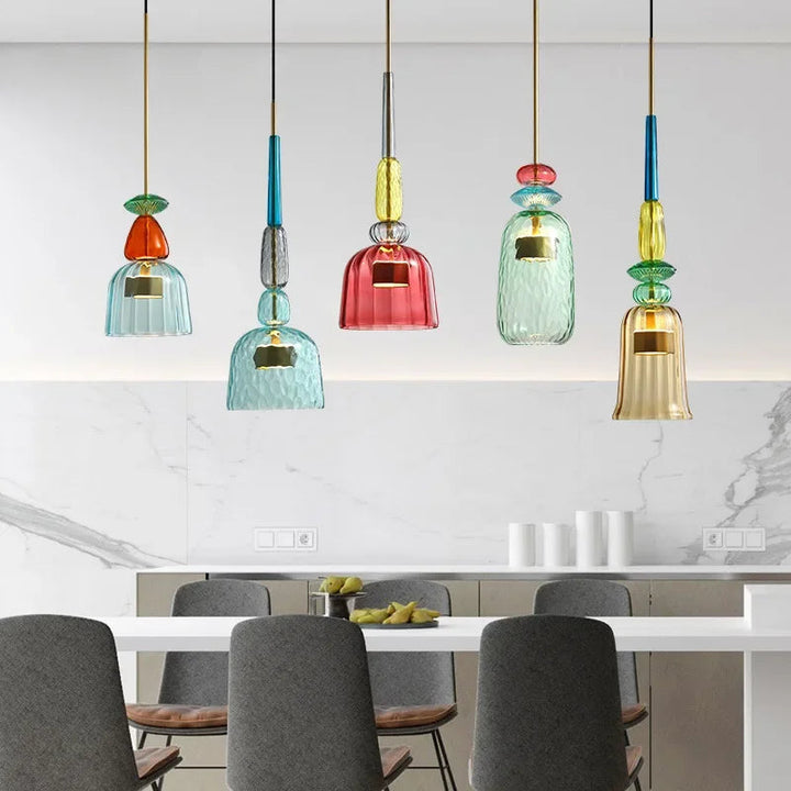 Suspension moderne avec verres colorés, offre un éclairage vibrant et réglable pour toute pièce.