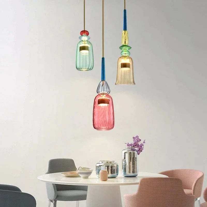 Éclairage LED vibrant et réglable d'une lampe suspension design colorée, pour une ambiance unique.