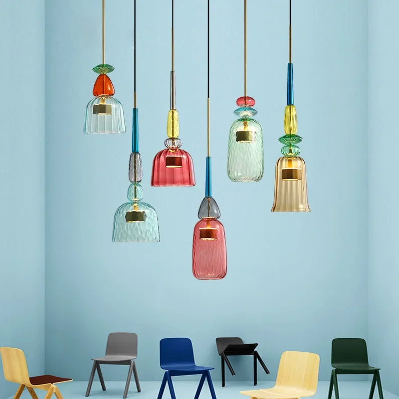 Suspension en verre coloré, hauteur réglable, parfaite pour salon ou chambre à l'ambiance ludique.