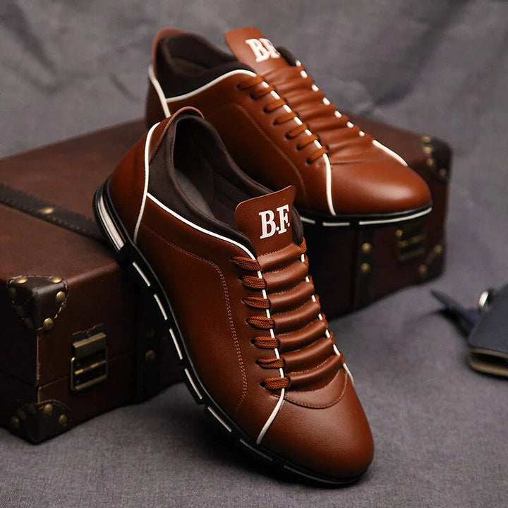 Chaussures homme en cuir marron, style classique intemporel, parfaites pour les affaires et le quotidien.