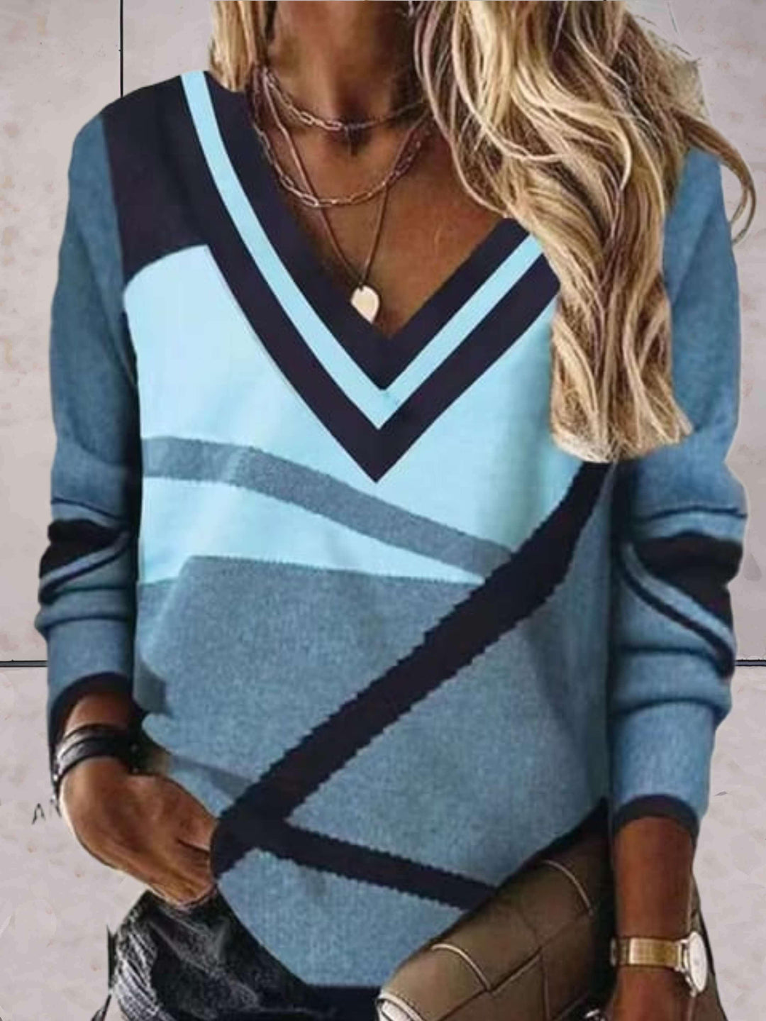 Pull femme Idalie tricolore élégant avec col V pour un look moderne et confortable.
