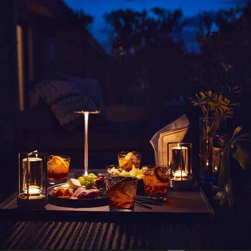 Lampe de table LED sans fil pour extérieur, rechargeable et dimmable. Design contemporain pour jardin ou balcon.