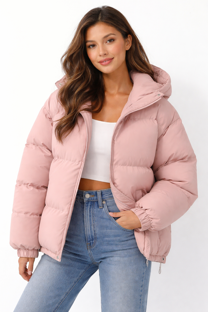 Doudoune légère femme Lilah noire avec capuche, idéale pour un look élégant et chaud en hiver.