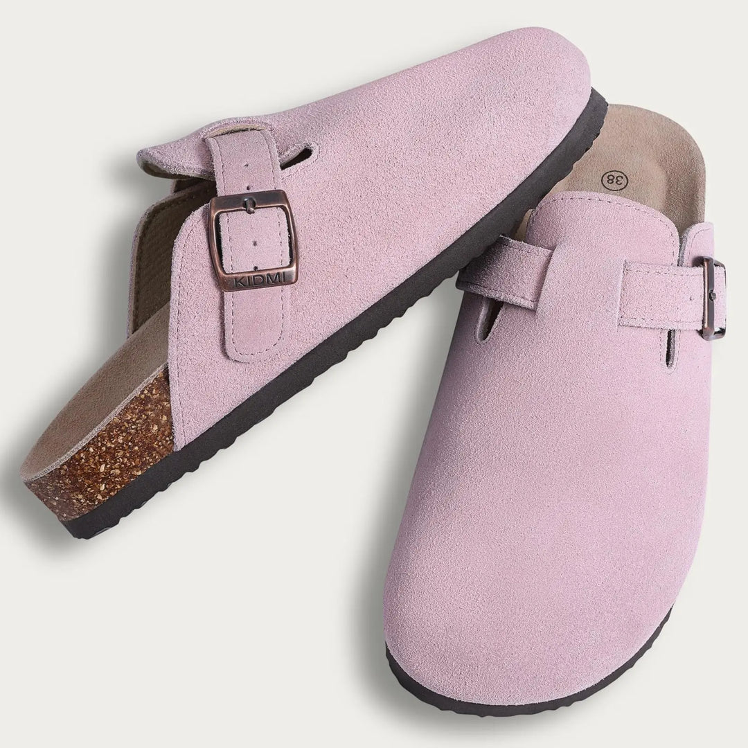 Sabots Boston en daim doux, confortables et stylés, idéaux pour la détente à la maison.