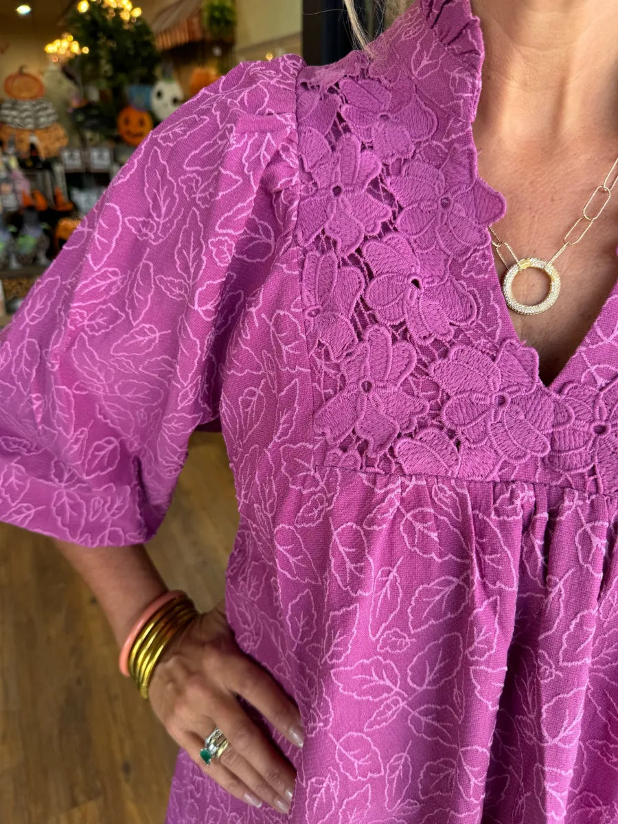 Vue d'ensemble de la robe courte femme jacquard, col V et manches bouffantes. Idéale pour un look estival élégant.