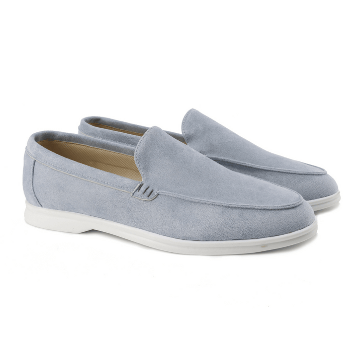 Mocassins homme en cuir marron avec boucle métallique, une touche d'élégance pour le bureau.