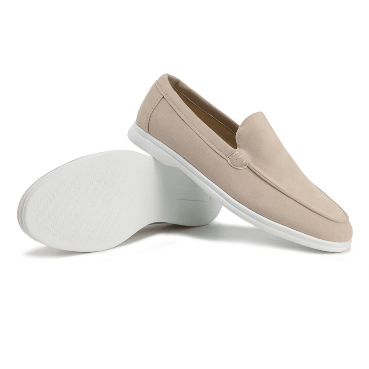 Mocassins homme en suède beige, légers et respirants, idéaux pour un style décontracté d'été.